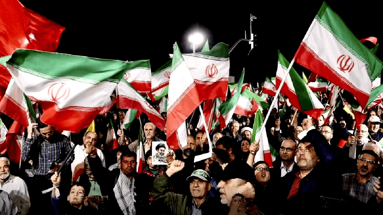 راز پرچم‌های نو در میادین تهران
