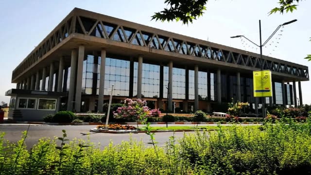 بازخوانی نقش صداوسیما در بازتاب جنگ و روایت پیشرفت