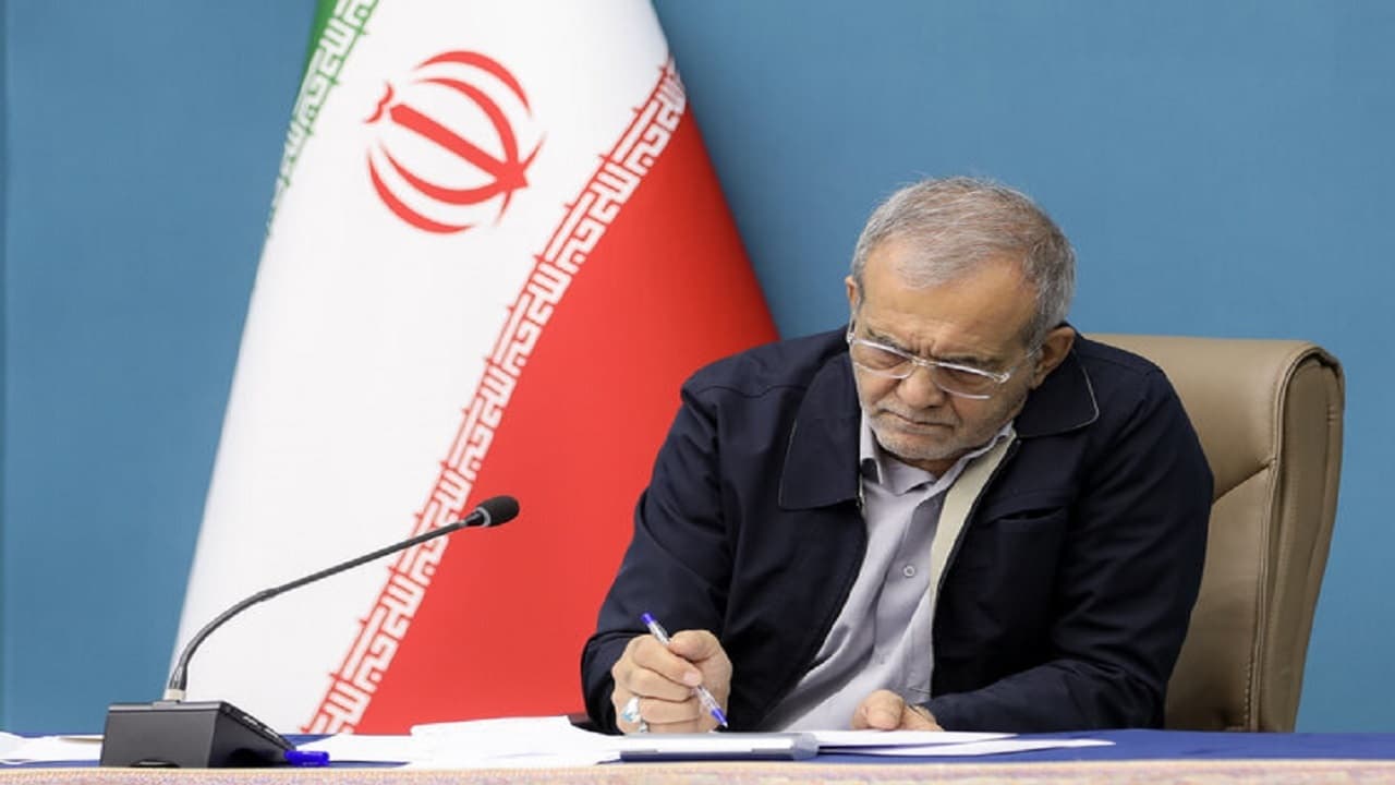 پزشکیان: شگفتی‌های میدان دفاع از کشور را مدیون درس ایران‌دوستی معلمان هستیم