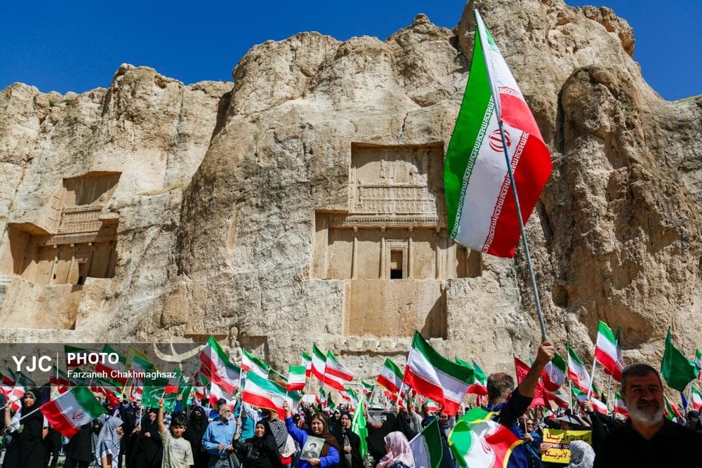 تخت جمشید میزبان یادمان سفر رهبر شهید انقلاب و آئین پرچم‌گردانی شیرازی‌ها