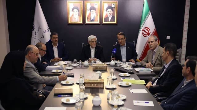 عارف: دولت به دنبال ایجاد آرامش شغلی برای نیرو‌های شرکتی است