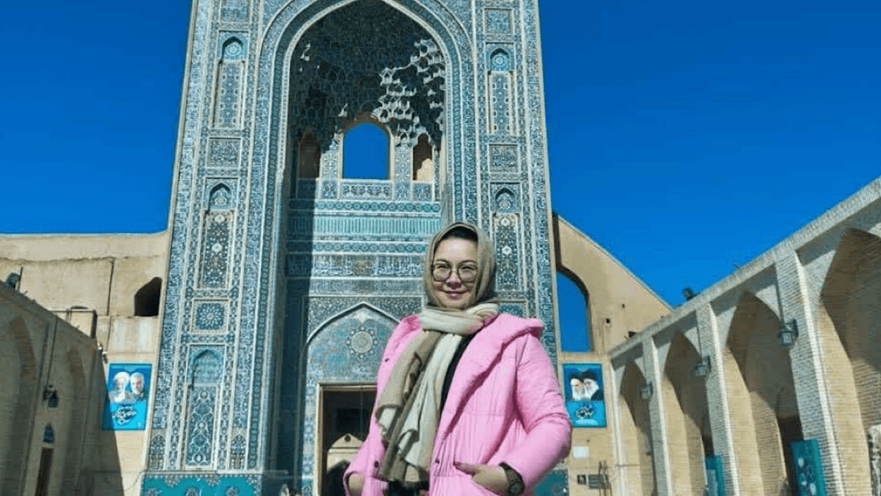 مشارکت یک بانوی نیک اندیش چینی برای ساخت مدرسه شجریه طیبه میناب