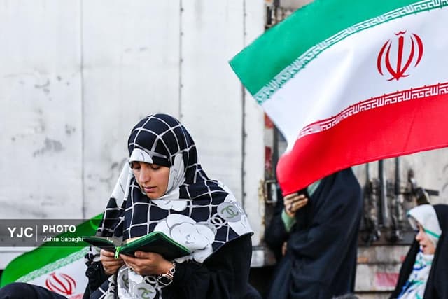 طنین دعای عرفه در میدان انقلاب اسلامی