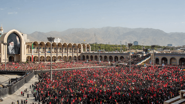 روایت رویترز از مراسم تشییع باشکوه رهبر شهید ایران؛ خونخواهی و همبستگی ملی در سایه مذاکرات صلح