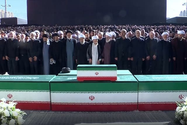 اقامه نماز بر پیکر مطهر مجاهد شهید امام خامنه‌ای