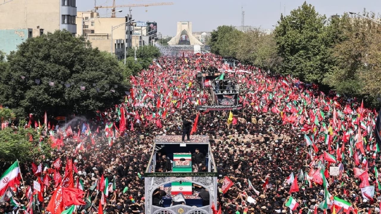 گاردین: تشییع میلیونی، نشان از تغییر فضای ایران دارد
