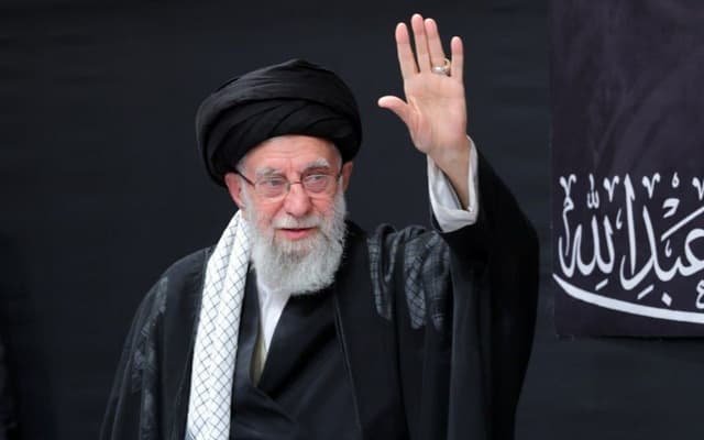پیکر رهبر شهید انقلاب در حرم رضوی آرام گرفت