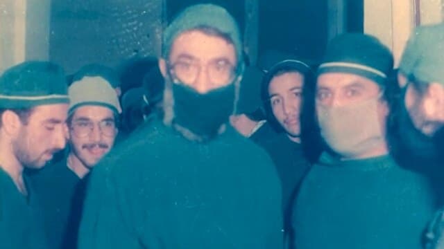 بازدید رهبر شهید انقلاب از بیمارستان صحرایی علی ابن ابی طالب (ع) در سال ۱۳۶۷ با روپوش پزشکی + فیلم