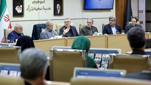 پزشکیان: با اتکا به نخبگان و مدیران با انگیزه می‌توان نظام سلامت را متحول کرد
