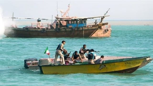 توقیف ۱۲ شناور متخلف و فاقد مدارک هویتی در آب‌های بندرعباس