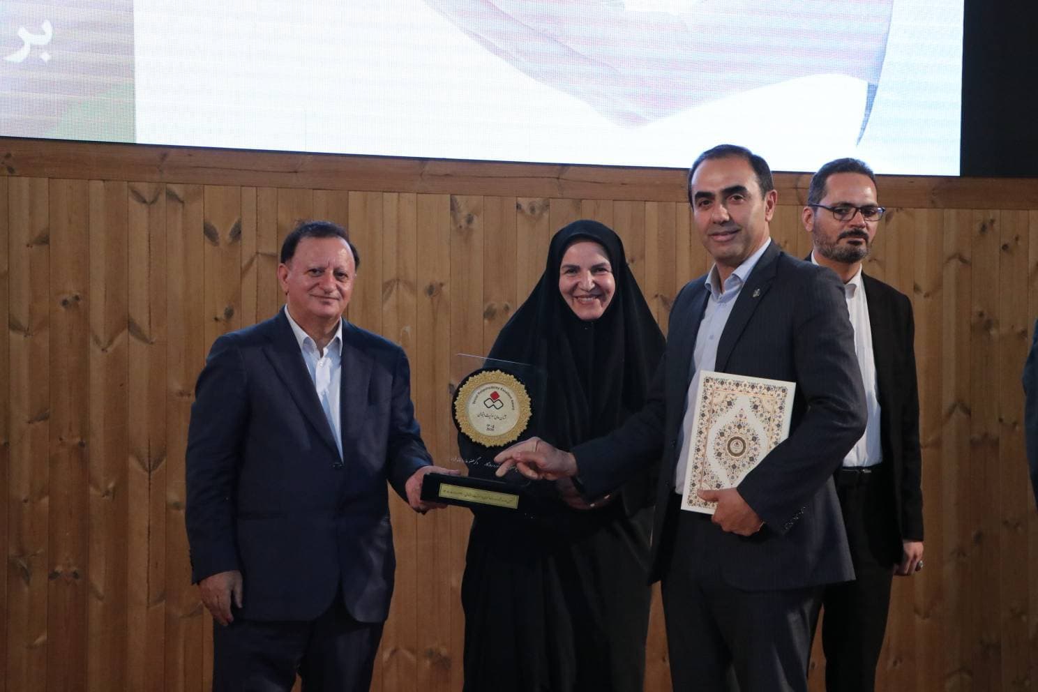 بیمه ایران نشان عالی مسئولیت اجتماعی را دریافت کرد