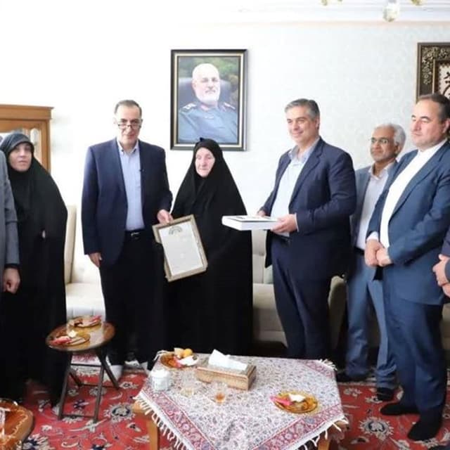 حضور رییس بنیاد شهید و امور ایثارگران کشور و معاون درمانی بیمه دی در منزل شهید پاکپور