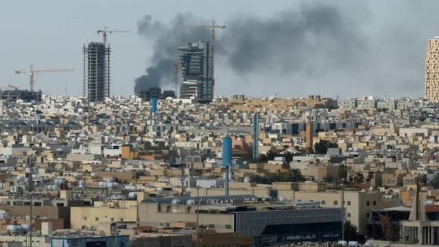 مشاهده شعله‌های آتش و ستون بزرگی از دود سیاه در نزدیکی فرودگاه ریاض