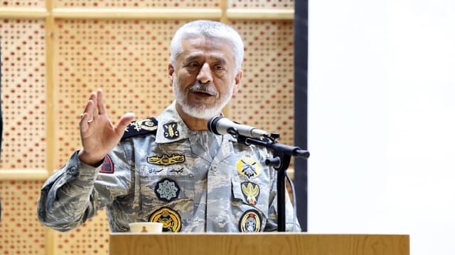 دریادار سیاری: دشمن شکست خورده و با آبروریزی باید منطقه را ترک کند
