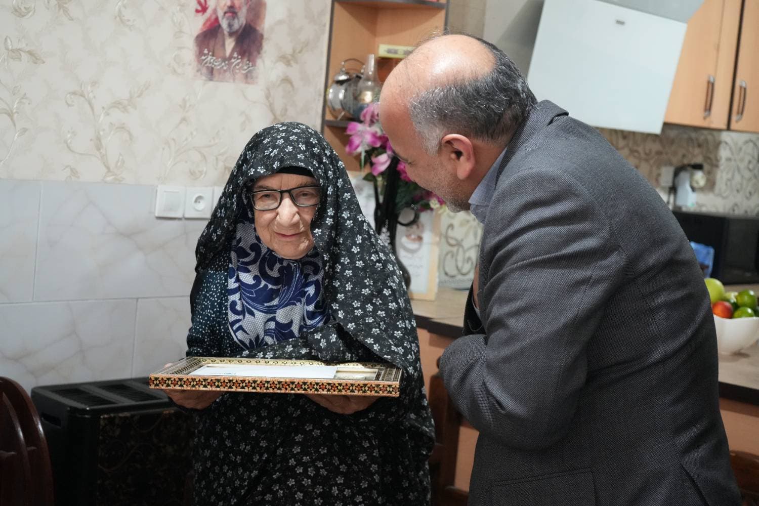 از سرکشی به خانواده معظم شهدا تا بوسه بر چادر مادر شهید