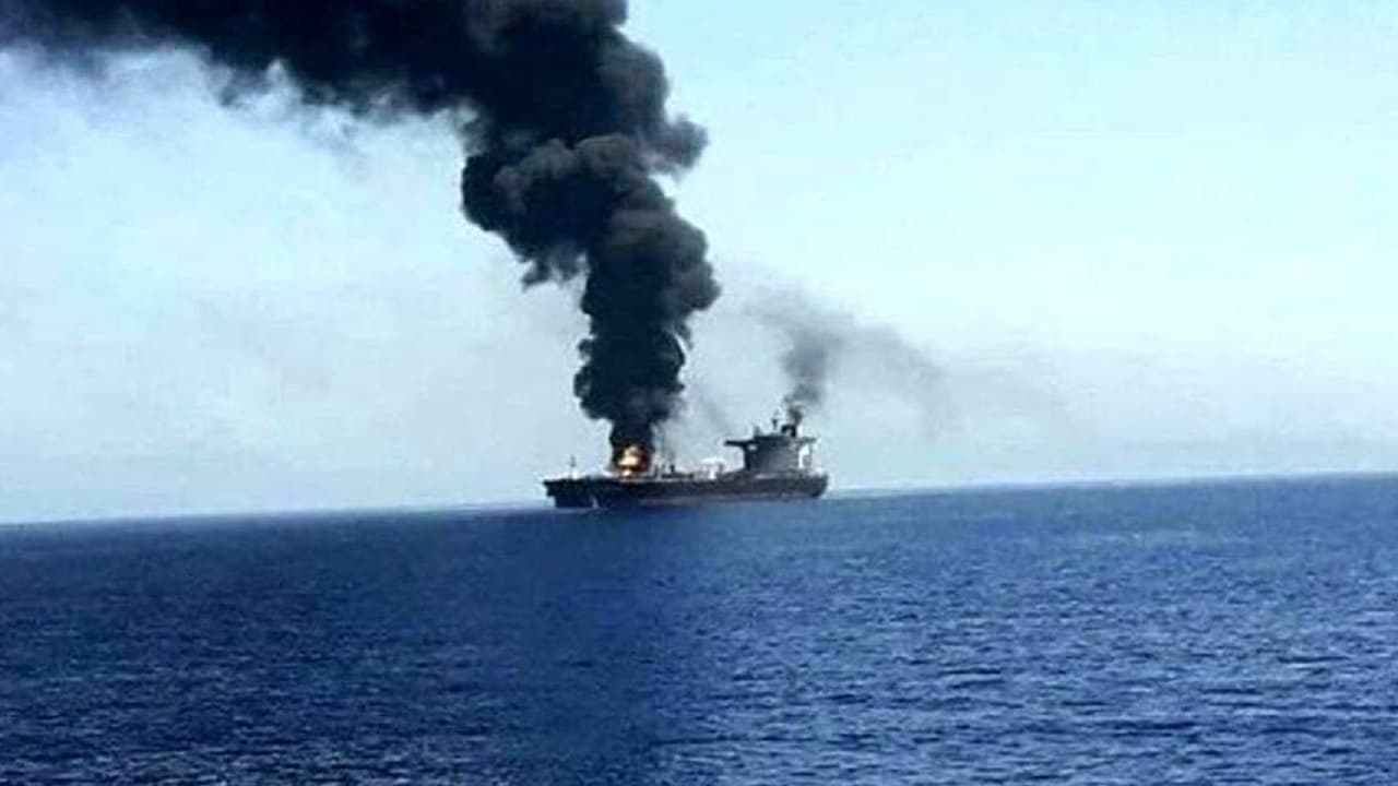برخورد پرتابه ناشناس با یک نفتکش هنگام خروج از تنگه هرمز