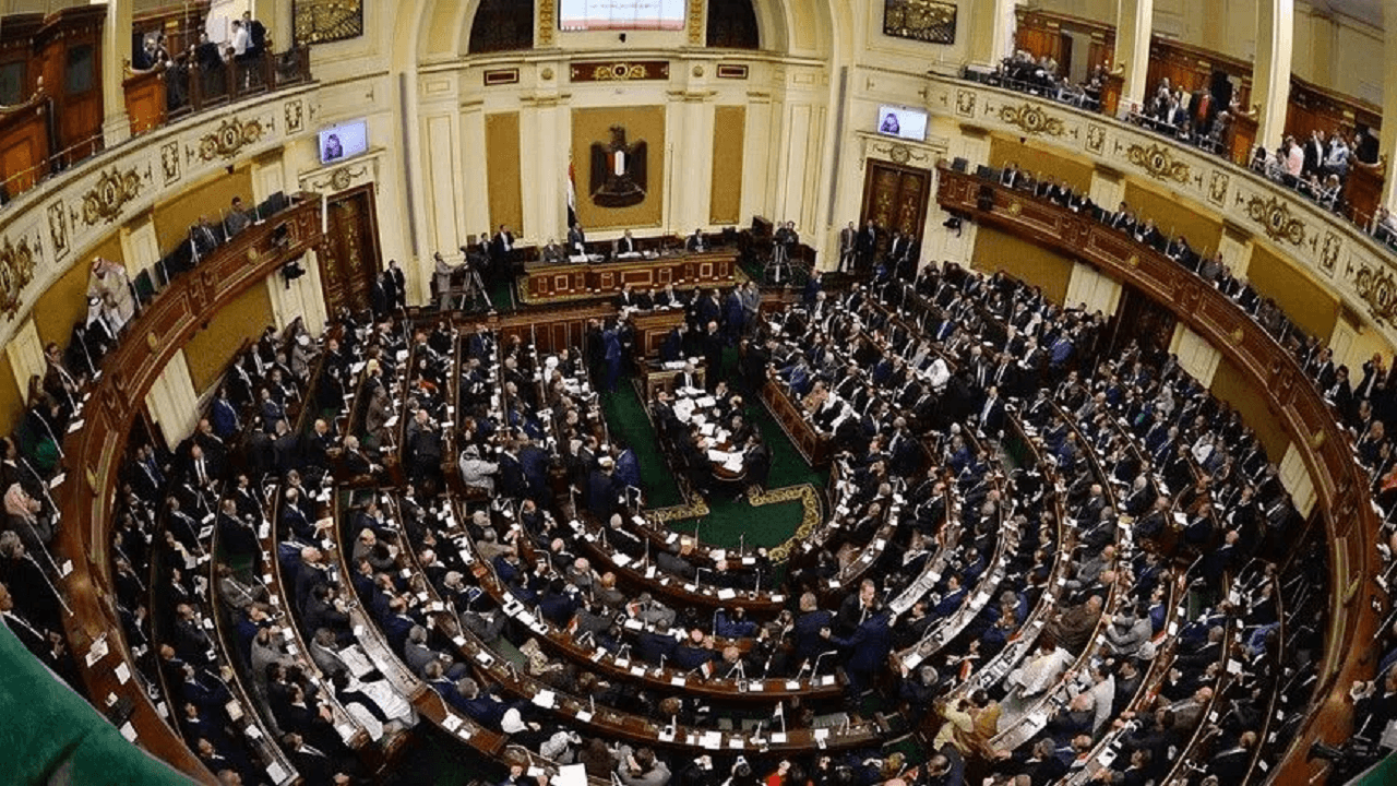 پارلمان مصر رأی‌گیری درباره حمایت نظامی از عربستان را تا هفته آینده به تعویق انداخت