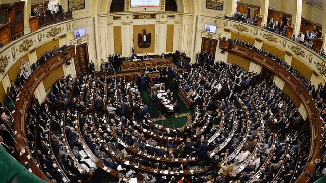 پارلمان مصر رأی‌گیری درباره حمایت نظامی از عربستان را تا هفته آینده به تعویق انداخت