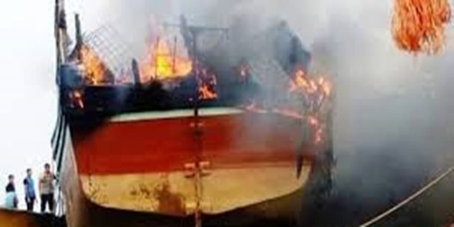 مهار آتش‌سوزی در اسکله صیادی بندرکنگ