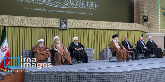 دیدار مسئولان نظام و سفرای کشورهای اسلامی با رهبر انقلاب