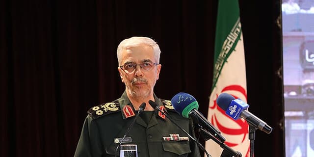 سرلشکر باقری: با سپردن امور به مردم می‌توانیم مشکلات را حل کنیم