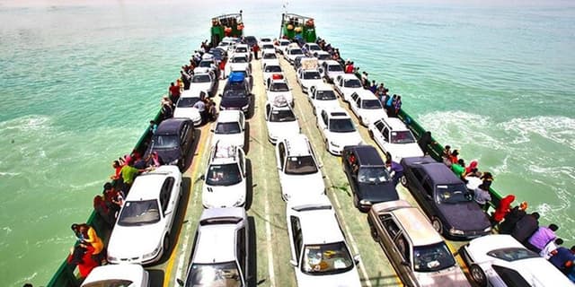 پهلودهی کشتی حامل ۱۵۰۰ خودرو در بندر شهید رجایی