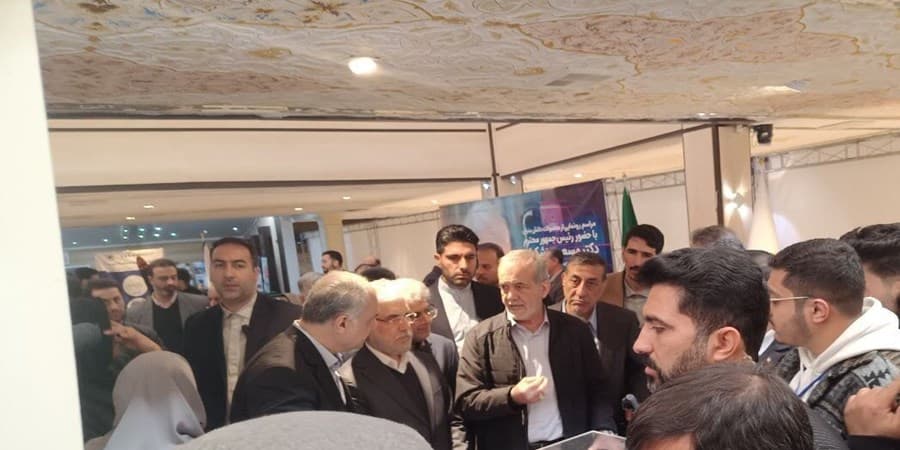 بازدید رئیس جمهور از نمایشگاه شرکت های دانش بنیان اسلامشهر