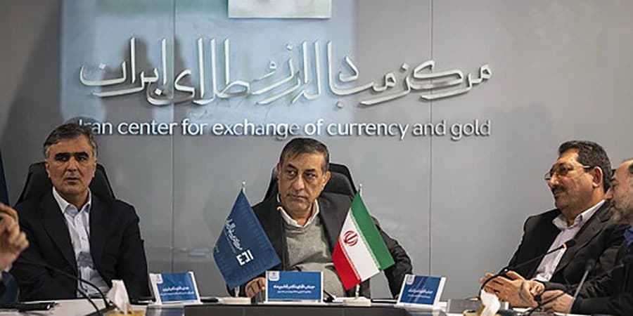 تأمین ارز نیازهای ضروری مردم و کالاهای اساسی بدون وقفه انجام می‌شود
