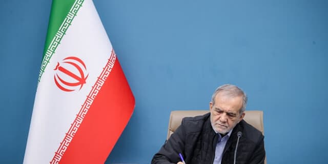پزشکیان: دفاع از ایران فقط در میدان جنگ نیست، گاهی در یک تیتر درست و یک گزارش دقیق است