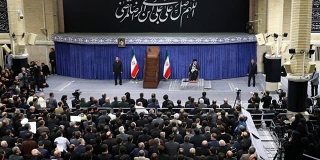 رهبر انقلاب: باید از خدمتگزاران کشور بویژه رئیس جمهور پرکار و پرتلاش حمایت شود