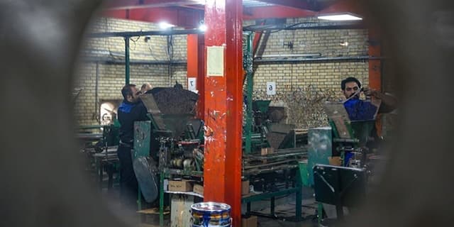 واکاوی ‌تعطیلی کارخانه‌های باسابقه/ چرا سیاست‌های اقتصادی دهه ۹۰ تولید ملی را به زمین زد؟