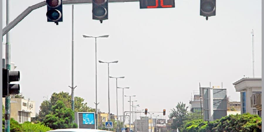 عبور از چراغ قرمز برای خودروی شخصی ۵ نمره منفی و برای اتوبوس ۱۰ نمره!