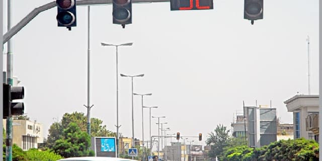 عبور از چراغ قرمز برای خودروی شخصی ۵ نمره منفی و برای اتوبوس ۱۰ نمره!