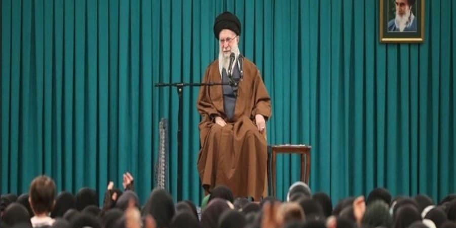 رهبر انقلاب: زن، کارگزار خانه نیست، مدیر است/ اسلام بر رعایت کامل احترام زن تأکید دارد