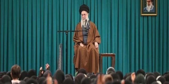 رهبر انقلاب: زن، کارگزار خانه نیست، مدیر است/ اسلام بر رعایت کامل احترام زن تأکید دارد