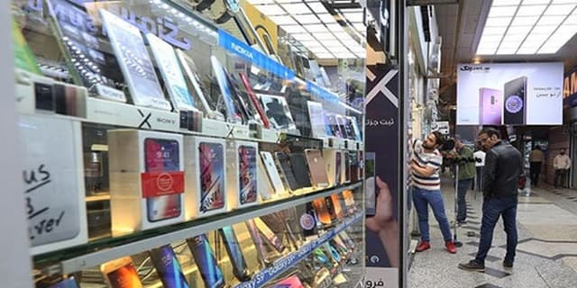 گزارش میدانی از اعتراضات پراکنده جمعی از موبایل فروشان حوالی ظهر امروز