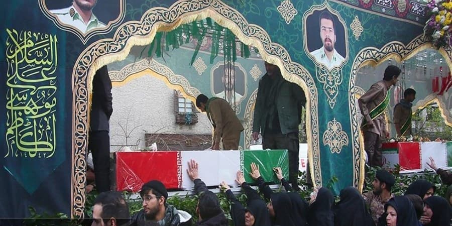 حضور گسترده مردم در تشییع شهدای مدافع امنیت