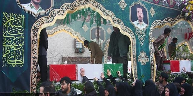 حضور گسترده مردم در تشییع شهدای مدافع امنیت