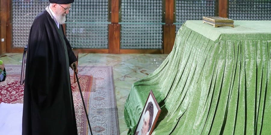 آغاز جشن پیروزی انقلاب اسلامی با حضور رهبر انقلاب در حرم مطهر امام (ره)