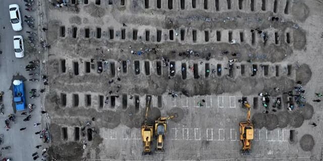 حضور سخنگوی دولت بر مزار شهدای دانش‌آموز میناب