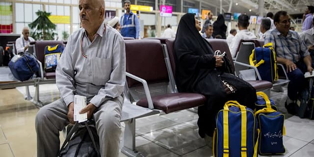 نواب: برای اعزام زائران به حج تابع مجوز مراجع ذیصلاح هستیم
