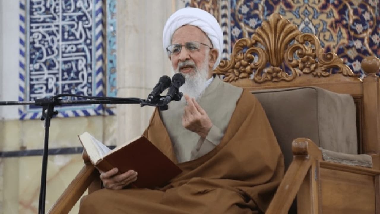 آیتالله جوادی آملی بر پیکر رهبر شهید در قم نماز میخواند