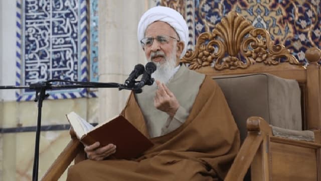 آیتالله جوادی آملی بر پیکر رهبر شهید در قم نماز میخواند