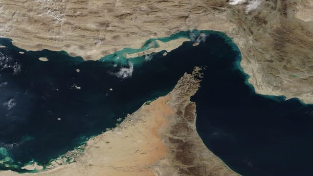 ادعای آکسیوس: آمریکا، ایران و عمان در آستانه توافق موقت برای بازگشایی تنگه هرمز