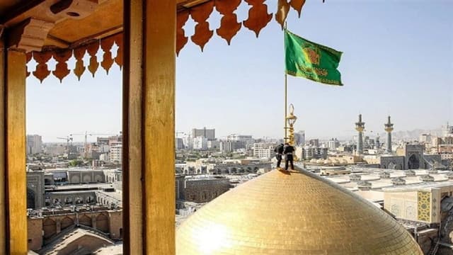 پایان ۶۳ روز سوگ/ تعویض پرچم گنبد و پوش ضریح مطهر در سوم ربیعالاول