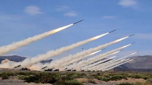 وزارت دفاع: صنعت دفاعی را متناسب با تجربه جنگهای اخیر بازآفرینی و به روز میکنیم
