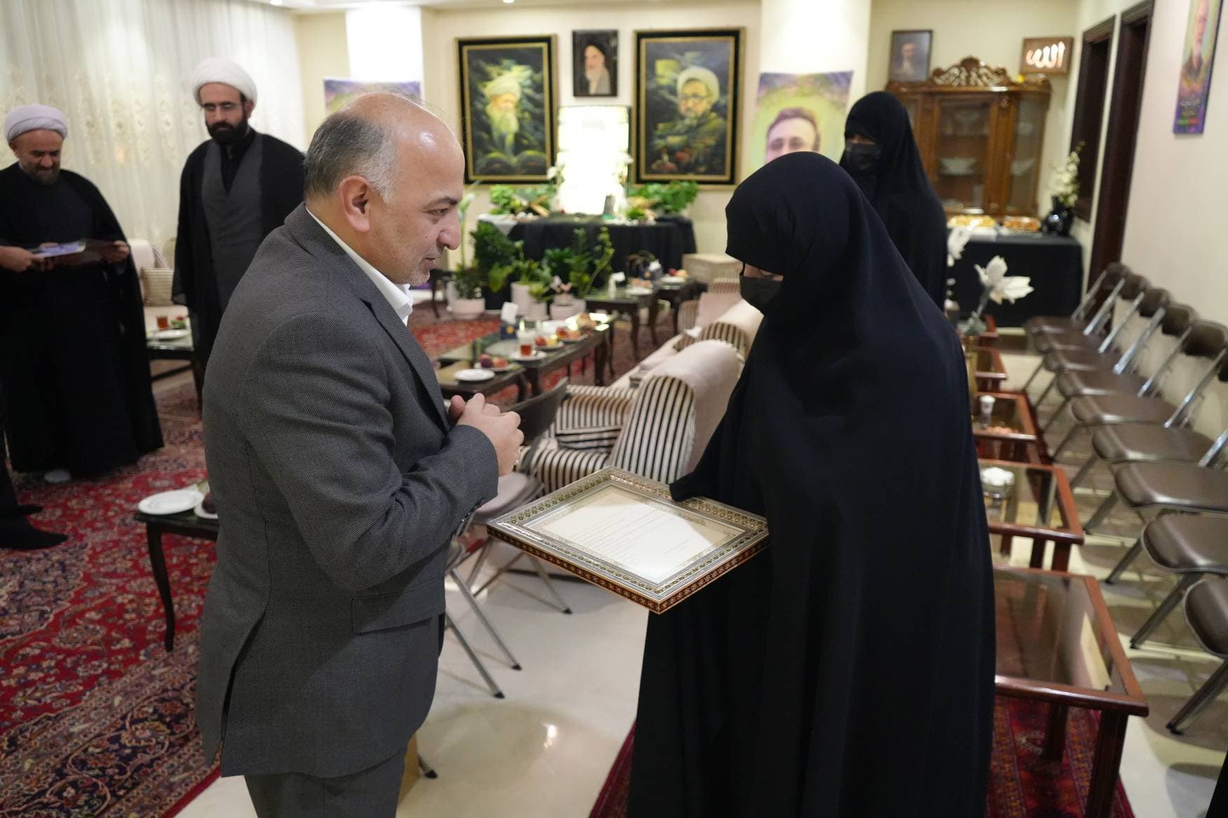 مدیرعامل بیمه دی در منزل شهید دکتر لاریجانی؛ شهید لاریجانی همواره علم و تخصص را در کنار ایمان و ولایتمداری، از شروط مسئولیت می دانست