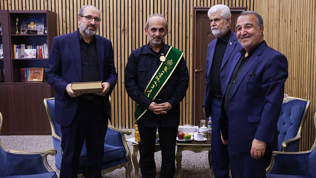 نشان «چهره ماندگار عرصه سلامت» به رئیس رسانه ملی اعطا شد
