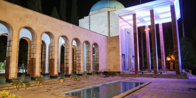 سعدی نگریستن به جزئیات را درک معنای زندگی میداند