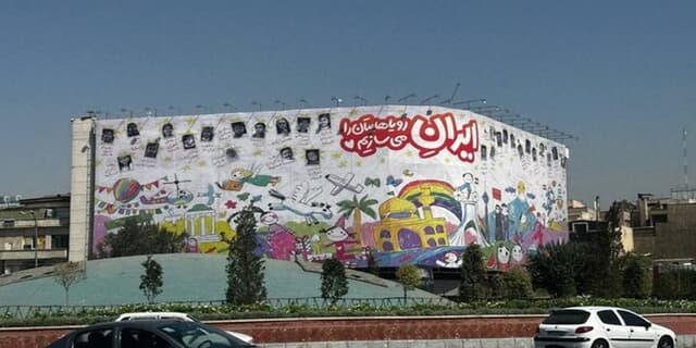 تصاویر کودکان ایرانی جنگ ۱۲روزه روی ابردیوارههای تهران